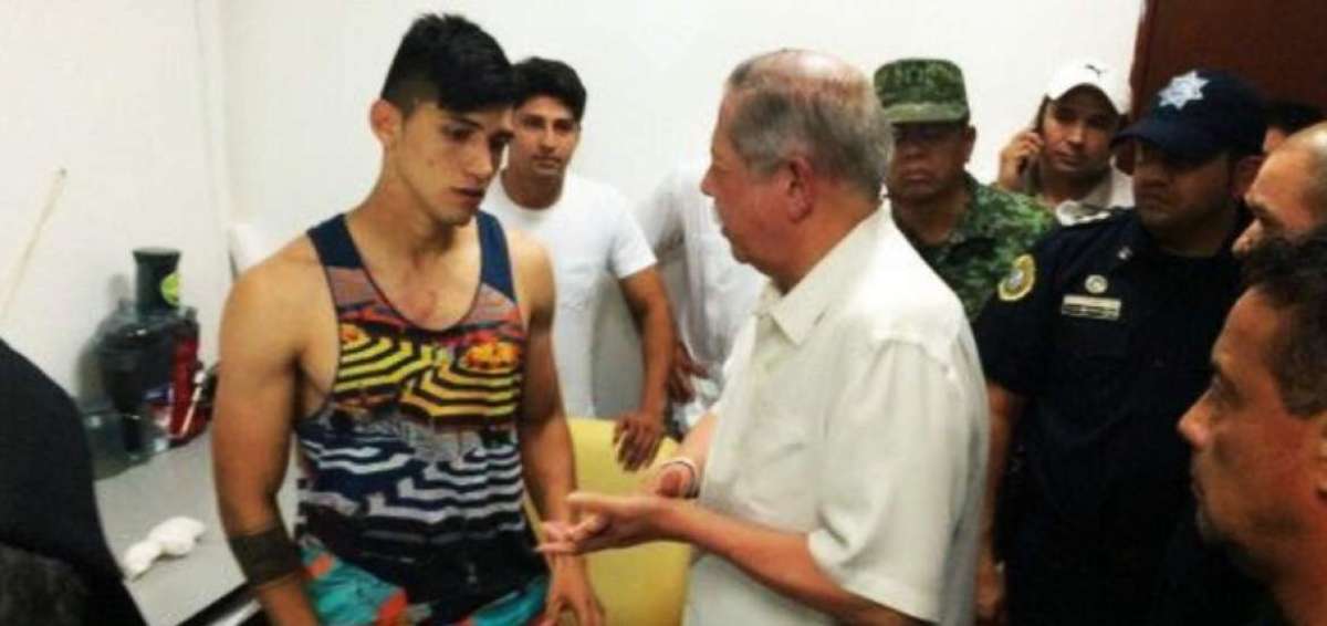 El jugador, de 25 a&ntilde;os, vest&iacute;a pantal&oacute;n corto y una camisa multicolor sin mangas cuando se present&oacute; ante los periodistas.