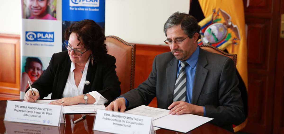 El acuerdo fue firmado por Irma Rossana Viteri, representante legal de Plan Internacional, y Mauricio Montalvo, subsecretario de Cooperaci&oacute;n Internacional.