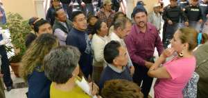 Los ciudadanos inconformes por el monto a pagar de los prediales se reunieron en el Municipio para protestar.