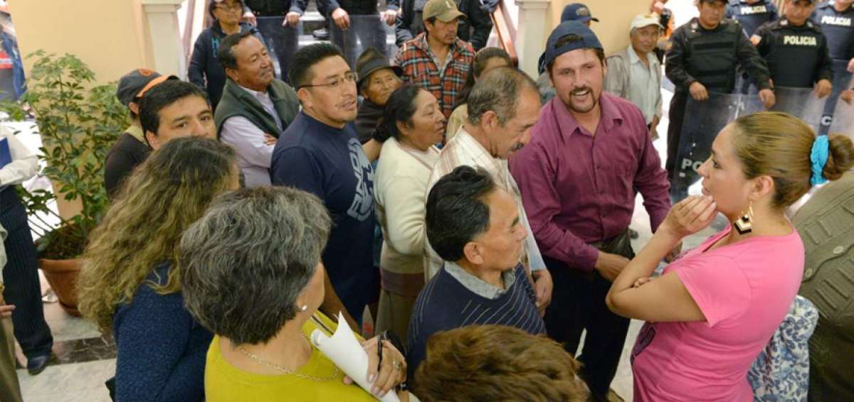Los ciudadanos inconformes por el monto a pagar de los prediales se reunieron en el Municipio para protestar.
