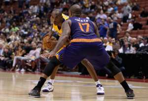 Kobe Bryant (i.) espera jugar la temporada completa tras perderse la mayor parte de las 2 &uacute;ltimas por lesi&oacute;n. Foto: AFP