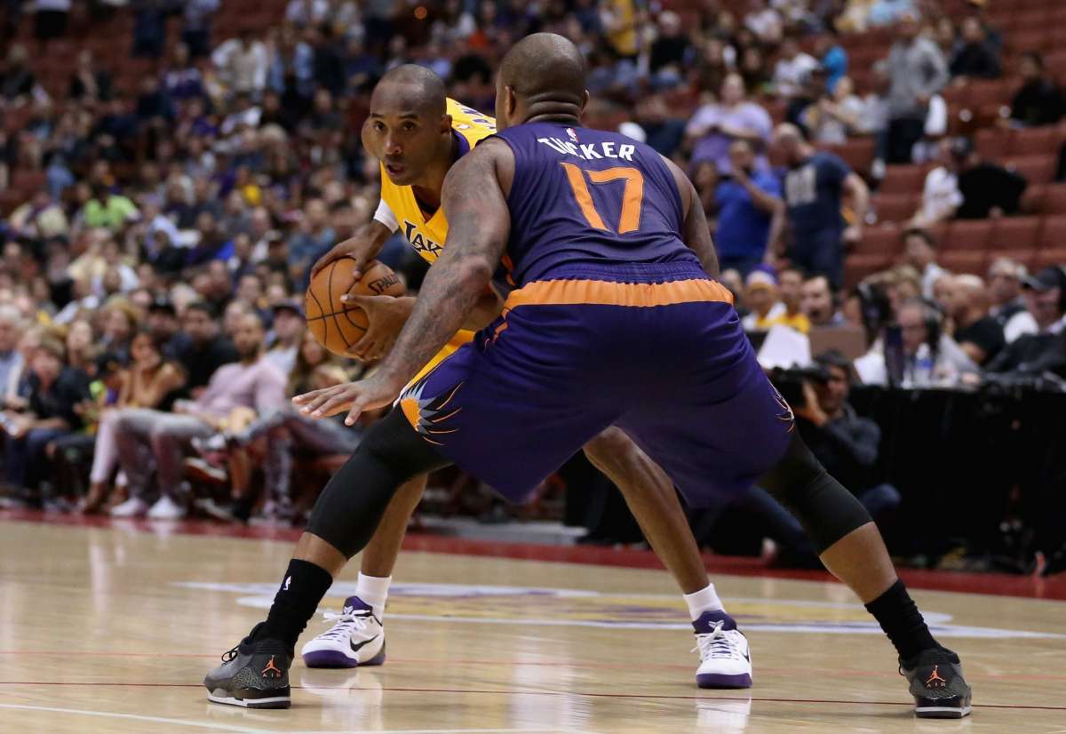 Kobe Bryant (i.) espera jugar la temporada completa tras perderse la mayor parte de las 2 &uacute;ltimas por lesi&oacute;n. Foto: AFP