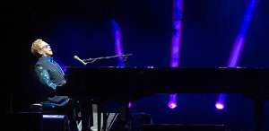 Con un traje  azul brillante y unos lentes con un marco grueso del mismo color de su vestuario, Sir Elton John se present&oacute; en un escenario que no logr&oacute; opacarlo pese al exceso de luces. Foto: John Guevara  |  El Tel&eacute;grafo
