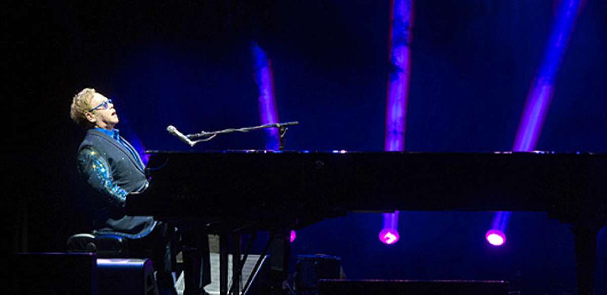 Con un traje  azul brillante y unos lentes con un marco grueso del mismo color de su vestuario, Sir Elton John se present&oacute; en un escenario que no logr&oacute; opacarlo pese al exceso de luces. Foto: John Guevara  |  El Tel&eacute;grafo