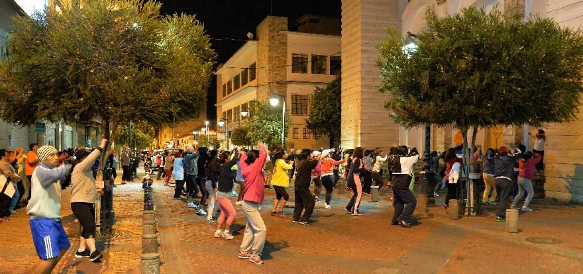 Las clases de rumbaterapia y baile tienen lugar cada d&iacute;a en la calle Bol&iacute;var, la cual se cierra de 04:30  a 05:30 para evitarles contratiempo a los conductores.    
