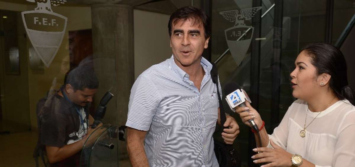 Gustavo Quinteros, entrenador de la selecci&oacute;n ecuatoriana de f&uacute;tbol, se reuni&oacute; ayer con los dirigentes de la FEF en Guayaquil.