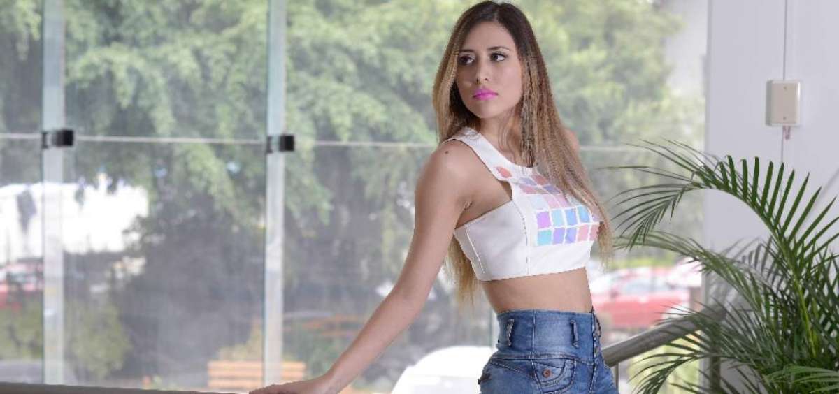 Astrid Coello, quien prefiere que se la conozca art&iacute;sticamente solo por el nombre, es hija de Marco Coello, l&iacute;der y fundador del grupo Los B&uacute;falos.    