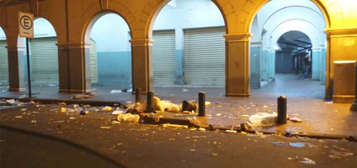 Los habitantes del sector de la Bah&iacute;a se quejan porque los recicladores destruyen las fundas pl&aacute;sticas, este accionar genera una p&eacute;sima imagen.