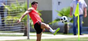 El delantero de la selecci&oacute;n polaca, Robert Lewandowski, realiza trabajos con bal&oacute;n durante el &uacute;ltimo entrenamiento antes del debut ante Senegal