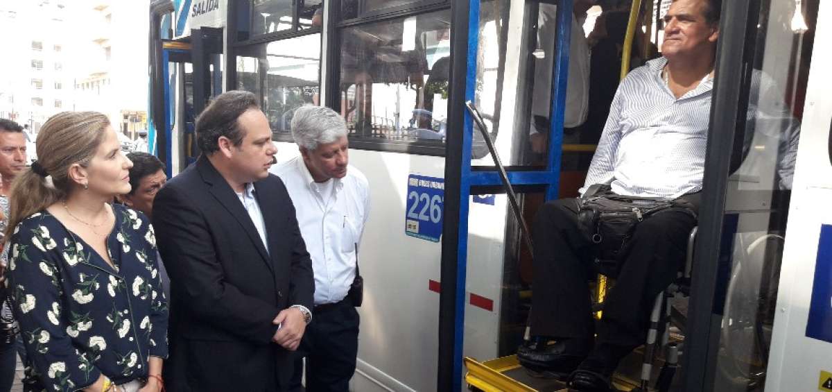 Un miembro de Asopl&eacute;jica prob&oacute; subir a un bus utilizando el nuevo mecanismo hidr&aacute;ulico.