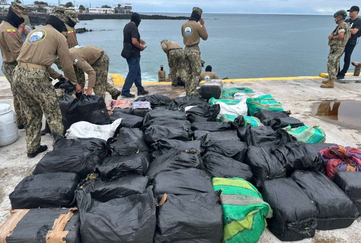 La Armada trasladó a San Cristóbal los 64 bultos que contenían más de una tonelada de cocaína.