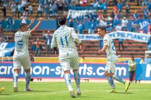 Fernando Gim&eacute;nez (der.) celebra el gol junto con sus compa&ntilde;eros en el estadio Ol&iacute;mpico Atahualpa.