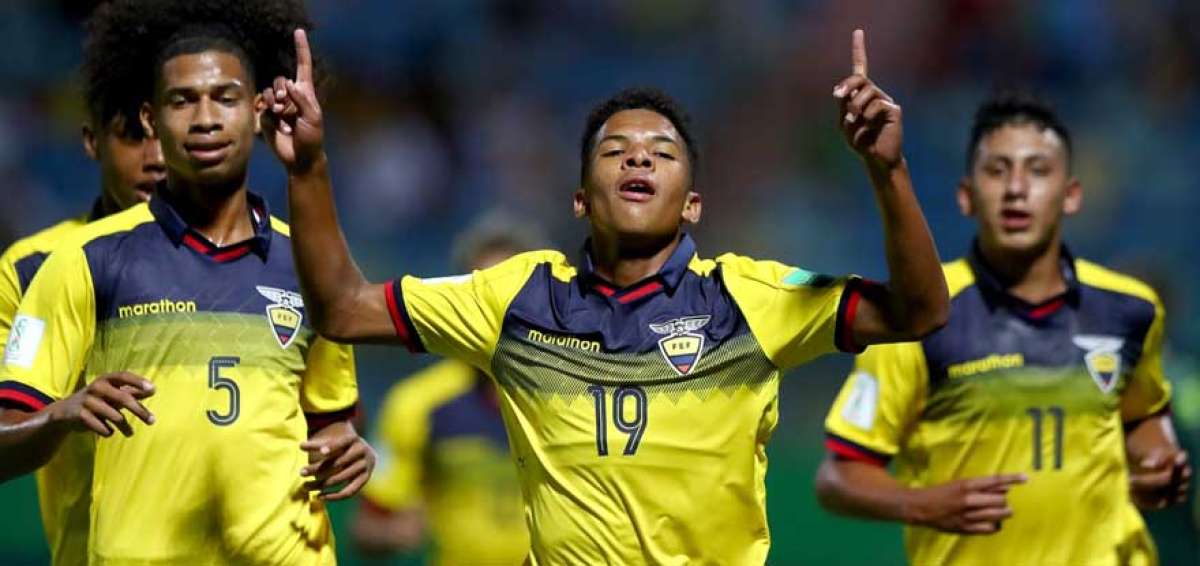 El atacante de la selecci&oacute;n ecuatoriana sub-17, Pedro Vite (19), celebra junto con sus compa&ntilde;eros Marco Angulo (5) y Adri&aacute;n Mej&iacute;a (11). Los tres ser&aacute;n titulares en el cotejo de este viernes 1 de noviembre de 2019 en Goiania.