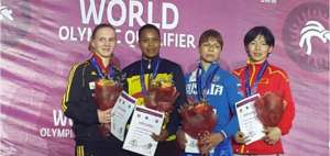 La ecuatoriana posa en el centro del podio con su presea dorada y las dem&aacute;s medallistas del Clasificatorio en Mongolia.