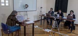 En las aulas de la Escuela de la Funci&oacute;n Judicial, en Quito, los postulantes a jueces rinden desde ayer las pruebas pr&aacute;cticas ante un tribunal de juristas.