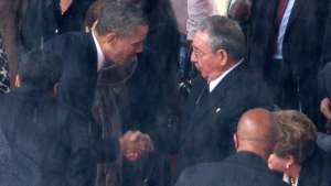 Los presidentes de Estados Unidos y Cuba saludaron en 2013 durante durante las exequias del exmandatario sudafricano, Nelson Mandela. FOTO: Internet 