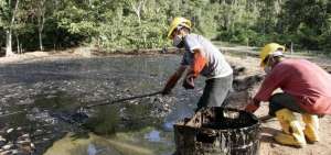 Campesinos e ind&iacute;genas amaz&oacute;nicos denunciaron una grave contaminaci&oacute;n de la petrolera estadounidense que ahora el gobierno ecuatoriano busca limpiar.