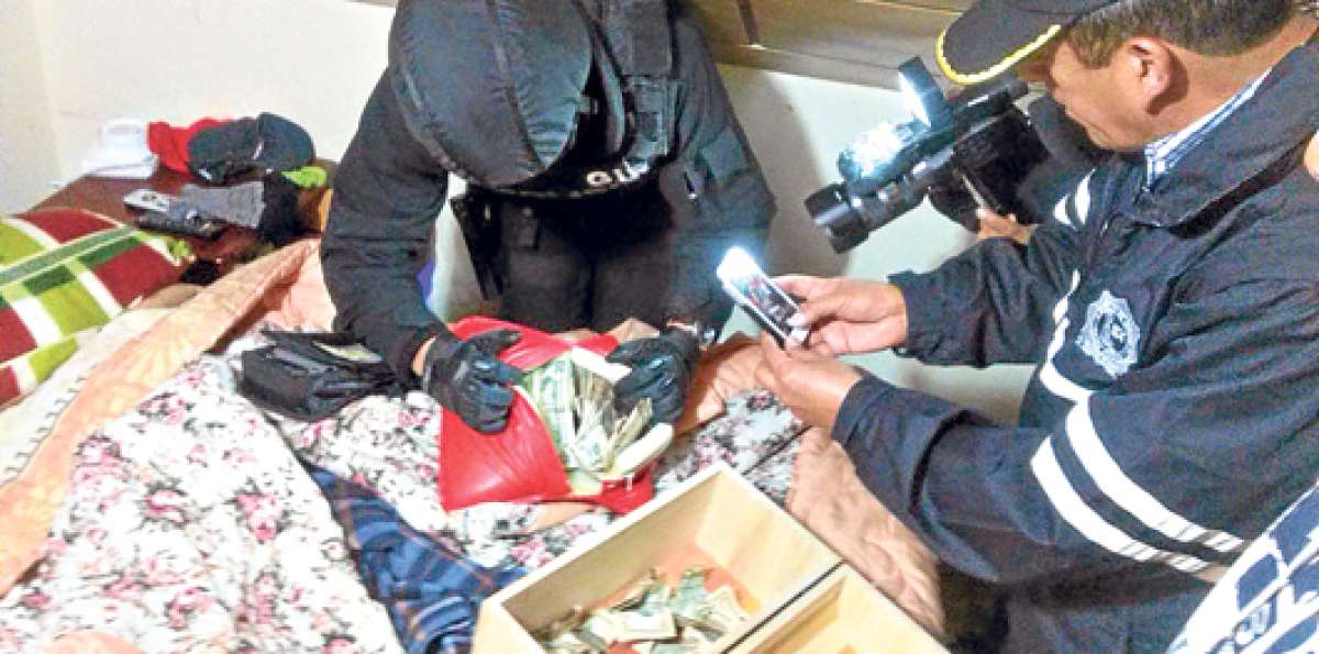 Elementos de la Polic&iacute;a Nacional encontraron una alta suma de dinero en efectivo, durante el operativo. Foto: Cortes&iacute;a Ministerio del Interior