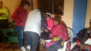 Alrededor de 20 personas permanec&iacute;an retenidas en la casa comunal de la parroquia Pun&iacute;n, en Riobamba. Foto: Elizabeth Maggi 
