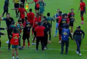 El partido entre San Antonio y 9 de Octubre terminó en gresca