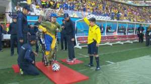 La patada inicial la dio un joven brasile&ntilde;o parapl&eacute;jico gracias a un exoesqueleto. Foto: @todapasion