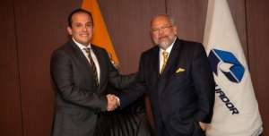 &Aacute;lex Bravo (i) saluda con el ministro de Hidrocarburos, Carlos Pareja. Foto: Cortes&iacute;a de EP Petroecuador