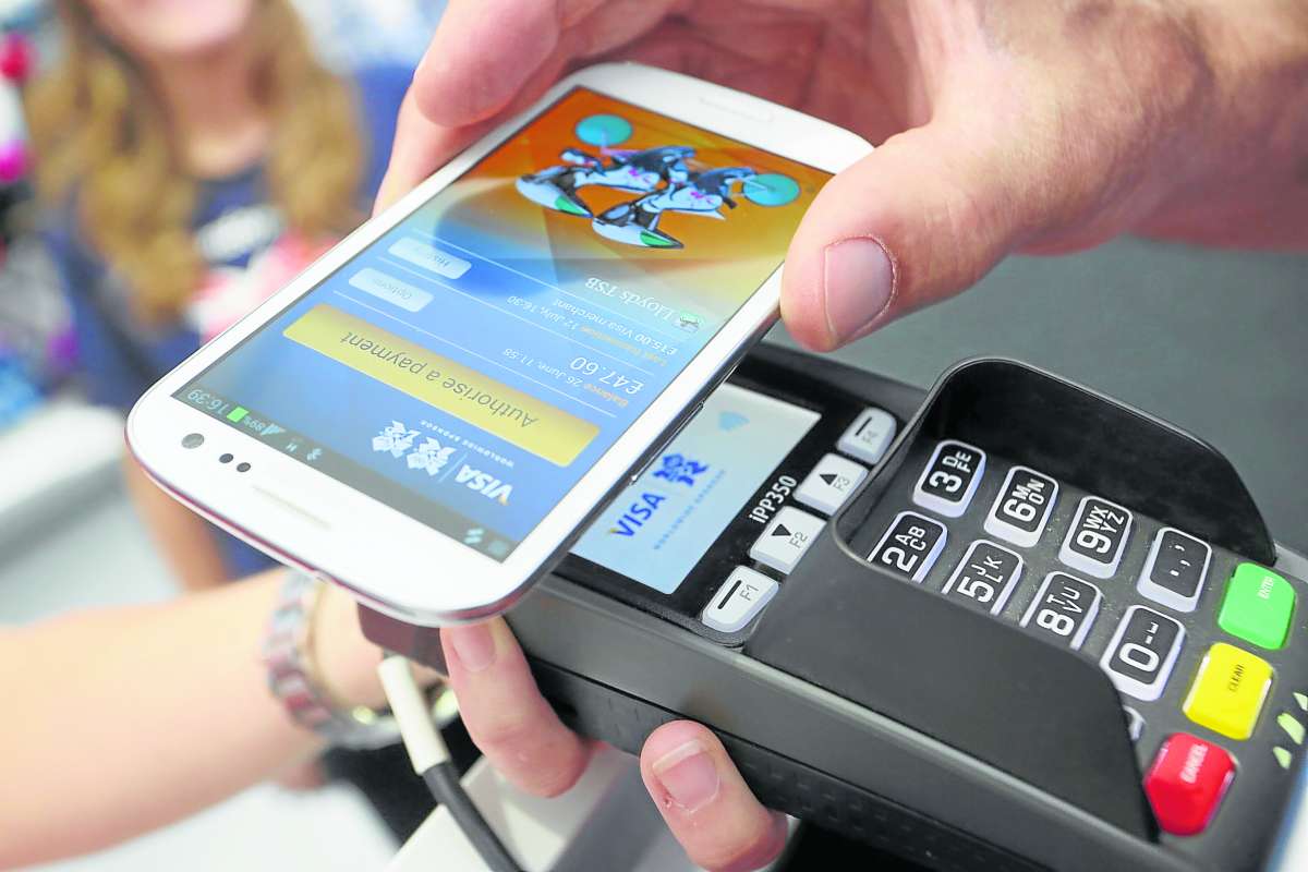Las funciones de los celulares se han diversificado en el &uacute;ltimo lustro. Ahora son usados como herramientas de pago electr&oacute;nico. Foto: Tomado de http://www.mihabitaciongeek.com