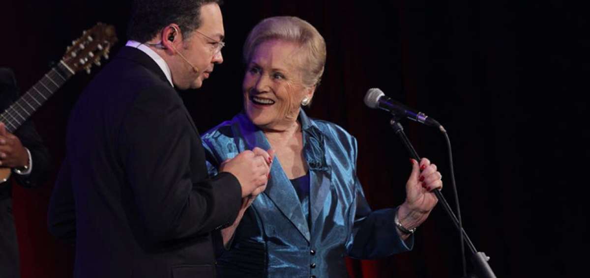 Wilfrido Mu&ntilde;oz, conductor de &ldquo;Con el Alma en los Labios&rdquo;, y la cantante Consuelo Vargas en el programa por el D&iacute;a de las Madres.    