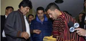Evo Morales se encontr&oacute; con Carlos T&eacute;vez, luego del partido que Bol&iacute;var empat&oacute; 1-1 con Boca Juniors.