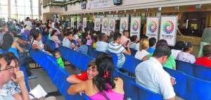 Ciudadanos esperan por su turno para obtener el pasaporte, en el gobierno del Litoral, en Guayaquil.