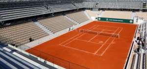 La cancha de arcilla de Roland Garr&oacute;s est&aacute; lista para acoger el certamen de tenis, con medidas de bioseguridad. 