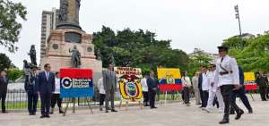 Autoridades colocaron ofrendas florales en homenaje a los pr&oacute;ceres de la Independencia