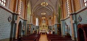Por dentro la capilla es muy atractiva y es un lugar utilizado para coros religiosos en fechas importantes.