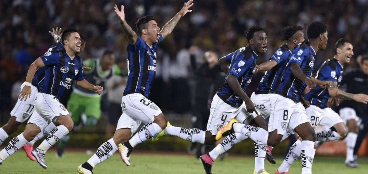 Jonny Uchuari, Emiliano Tellechea, Luis Caicedo, Gabriel Cortez, J&eacute;fferson Orejuela y Christian N&uacute;&ntilde;ez celebran el tanto de Arturo Mina, que le dio la clasificaci&oacute;n a IDV a las semifinales de la Copa Libertadores.   