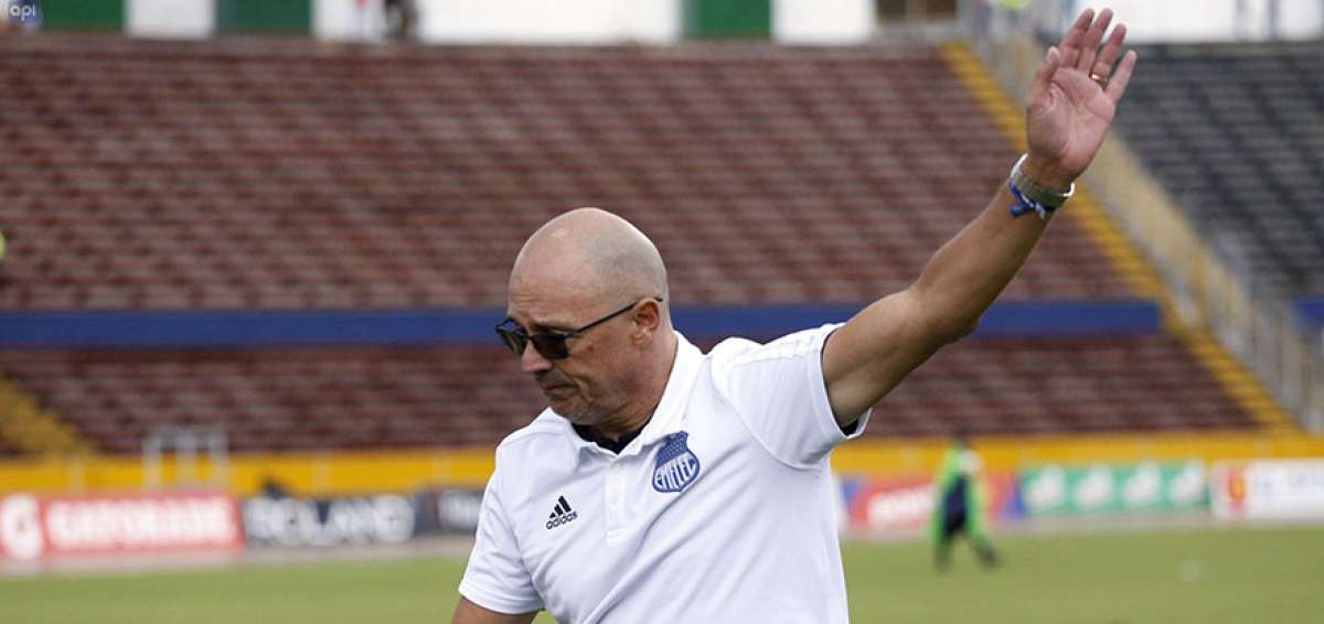 Alfredo Arias despidi&eacute;ndose de los hinchas azules en el estadio Ol&iacute;mpico Atahualpa, tras la victoria 2-0 de Emelec ante Independiente del Valle.