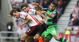 Dos defensas intentan frenar el juego del ecuatoriano Jefferson Montero (verde) ayer en Sunderland. Foto: AFP 