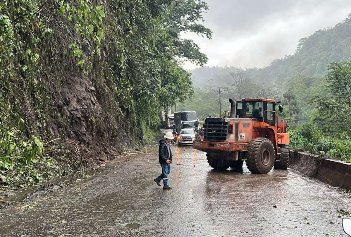 Lluvia y material p&eacute;treo bloquearon la Al&oacute;ag&ndash;Santo Domingo; trabajos habilitaron la ruta