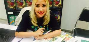 Jazm&iacute;n Chi, firmando libros para ni&ntilde;os, en la Feria Internacional del Libro Infantil y Juvenil 2018 Tamaulipas, M&eacute;xico.