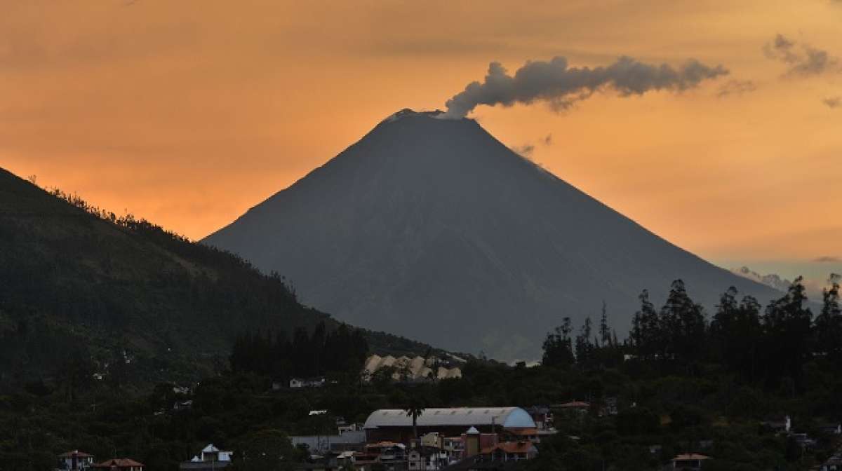 El volc&aacute;n Tungurahua expuls&oacute; ceniza en las &uacute;ltimas horas sin causar mayores da&ntilde;os a la poblaci&oacute;n. Foto: Roberto Ch&aacute;vez/ El Tel&eacute;grafo