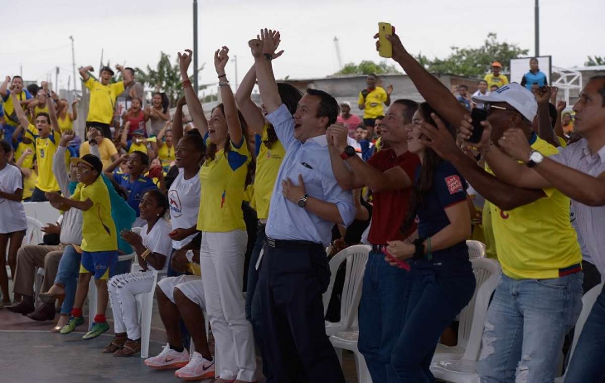La ministra Catalina Ontaneda (c) celebr&oacute; euf&oacute;rica el primer gol de Ecuador (de Fidel Mart&iacute;nez) ante Venezuela. Foto: Karly Torres / El Tel&eacute;grafo