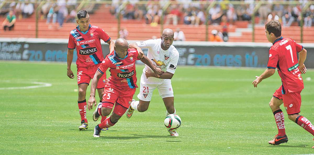 Marco Mosquera (i) fue la figura de El Nacional. Aqu&iacute; le arrebata la pelota a Michael Jackson Qui&ntilde;&oacute;nez. Foto: John Guevara / El Tel&eacute;grafo