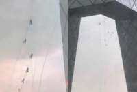 Impactante video de trabajadores que quedaron colgados en un rascacielos, en China. 