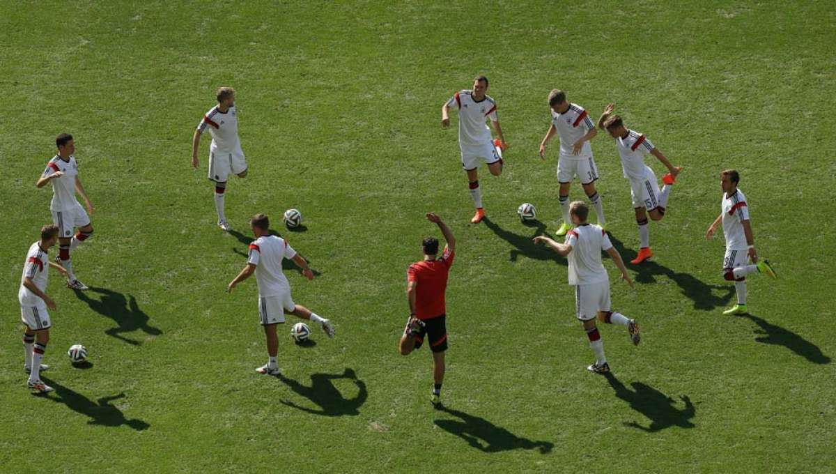 Los jugadores de Alemania realizaron ejercicios de recuperaci&oacute;n tras eliminar a Francia en cuartos de final. Foto: AFP.