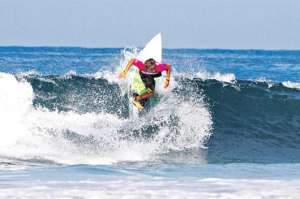 Iron Burgos es uno de los surfistas nacionales que m&aacute;s opciones tiene de lograr una medalla en la categor&iacute;a sub-16. Foto: Cortes&iacute;a
