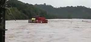 Un restutante flotante fue arrastrado por la crecida del r&iacute;o Napo. 