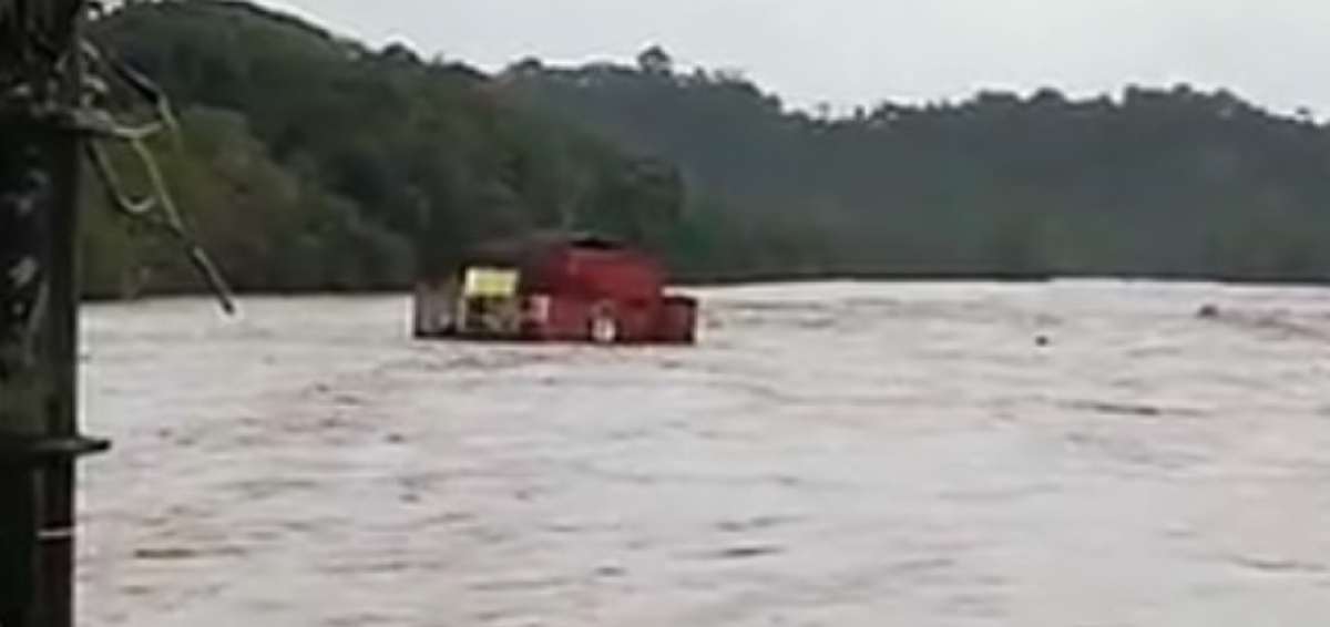 Un restutante flotante fue arrastrado por la crecida del r&iacute;o Napo. 