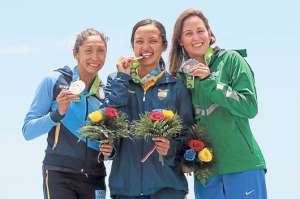 Samantha Ar&eacute;valo (centro) utiliz&oacute; una estrategia que le otorg&oacute; el oro en los 10 km, afloj&oacute; en la cuarta vuelta, pero aceler&oacute; en la quinta. Foto: Cortes&iacute;a.