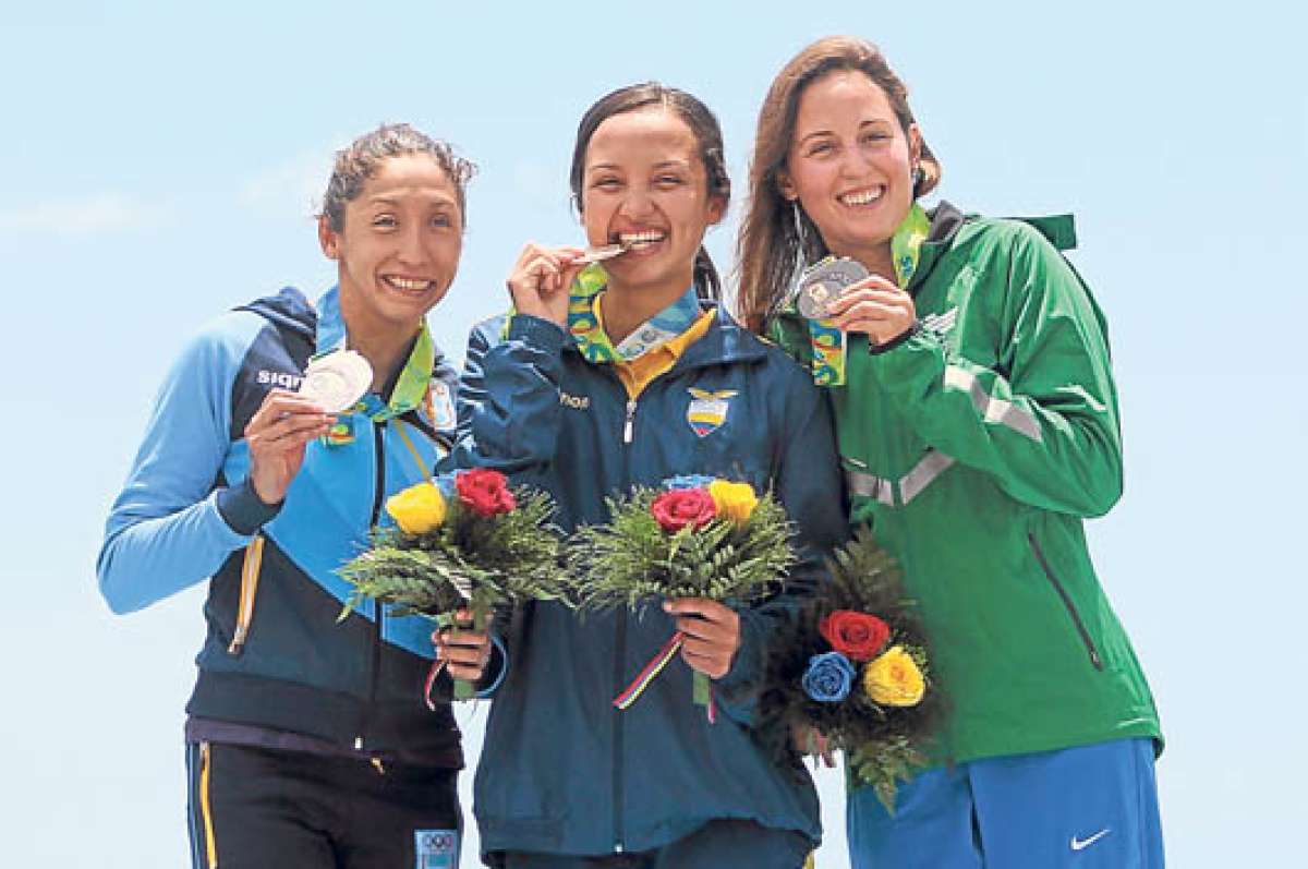 Samantha Ar&eacute;valo (centro) utiliz&oacute; una estrategia que le otorg&oacute; el oro en los 10 km, afloj&oacute; en la cuarta vuelta, pero aceler&oacute; en la quinta. Foto: Cortes&iacute;a.