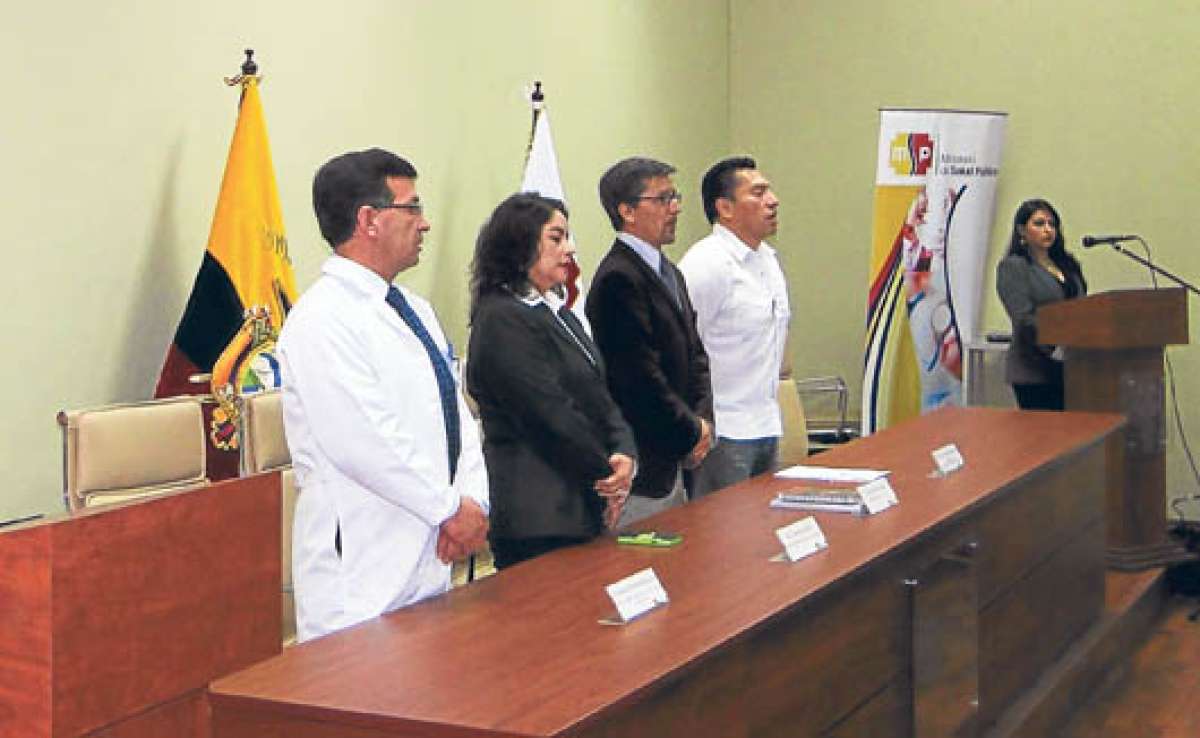 En una sencilla ceremonia, &Oacute;scar Chango, (izq) asumi&oacute; la gerencia del nosocomio.