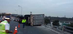 Se cierra paso a desnivel en av. de las Am&eacute;ricas por retiro de tr&aacute;iler que se volc&oacute; esta madrugada